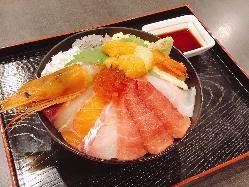 贅沢＆大満足の海鮮丼は一度食べると、もう一度食べたくなる！！