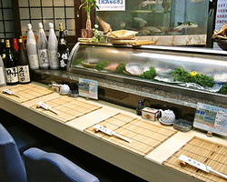 カウンターには食材鮮魚が並びます