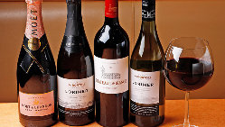 ドリンクメニューは豊富で、特にワインの品揃えはピカイチ