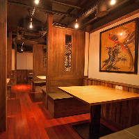 最大25名様まで完全個室として利用可能な木製 衝立テーブル席。