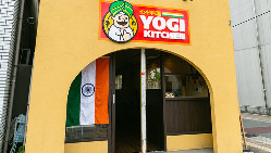 イエローの壁と大きな看板、アーチ状の入口とインドの国旗が目印