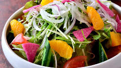 彩り豊かなサラダで、野菜もしっかりお楽しみください