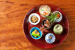 天婦羅と日本料理の彩を添えた会席。