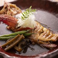 鮮魚の煮付けは日本酒との相性がぴったり。丁寧な手仕事が光る
