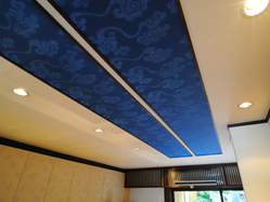 天井や障子、カウンターは 京唐紙の美しい意匠が彩る。