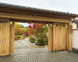 日本建築に相応しい格式と重厚感がある和風門