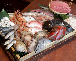 トロ箱よりお客様に本日のオススメ魚をお選び頂き、調理致します