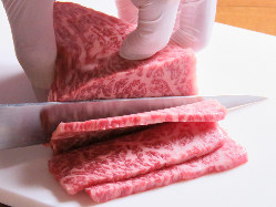 お肉は全て熟練スタッフによる手切りです。