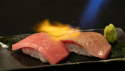 お客様の目の前で炙る、特選黒毛和牛の「炙り寿司」は数量限定！