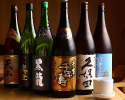 全国各地から選び抜いた、様々な日本酒を取り揃えています。