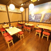 鶴と松の鮮やかな絵画がシンボル！店内は開放感ある温かな空間♪