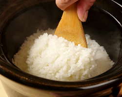土鍋炊き飯は4種類の米をブレンドしています！！