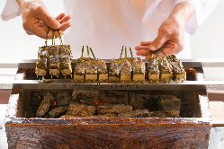 名物の田楽豆腐は炭火で焼き上げます。