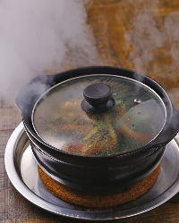 〈圧巻の実演料理〉 お客様の目の前で調理する蒸し料理が人気！
