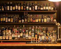 おおきな酒棚にはウイスキー・スコッチなど豊富に取り揃えております