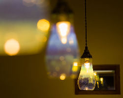 幻想的な灯りを燈す、富山製のランプ