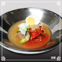 〆はコレで決まり。ピリ辛スープにからむ細麺が自慢の水冷麺
