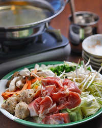 京都を代表する京赤地鶏で作るお鍋を、皆さんでご堪能ください