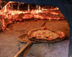 薪窯で焼く本格的なピザは、仕上がりの香ばしさが格別！