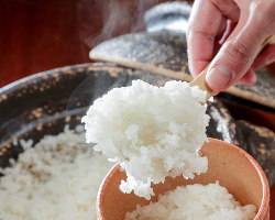 土鍋でじっくりと炊き上げた白米がおすすめ。
