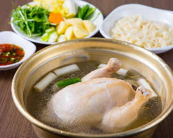 鶏の旨みがたっぷり溶け出したスープが抜群の「タッカンマリ」。