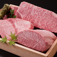 部位や食べ方に合わせて様々な熟成度のお肉をご提供。