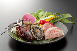 お肉も魚介も満喫できる「銀杏」コース30,250円。