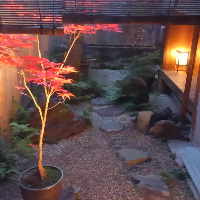 和庭園を眺めながらくつろぎのひと時をお過ごしいただけます。