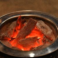 肉の旨味を最大限引き出す炭火焼きにもこだわりました。