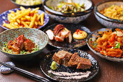 和洋折衷の様々な肉料理と居酒屋メニューが豊富です。