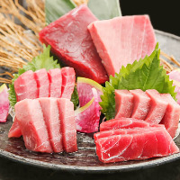 日本近海で採れた新鮮海鮮・魚介類が勢ぞろい。三宮での宴会に◎