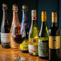 ソムリエによる厳選の料理に合うワインの数々。