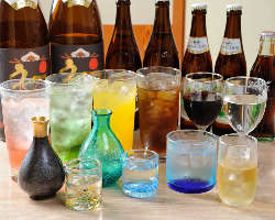 沖縄のガラス工房で特注した色とりどりのグラスでお酒をどうぞ