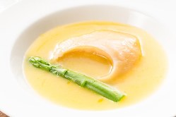 フカヒレの姿煮込み コラーゲン豊富で長時間かけて作る極上スープ