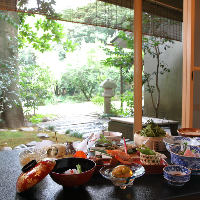 庭園を愛でながら懐石料理を味わう贅沢なひと時をお過ごし下さい