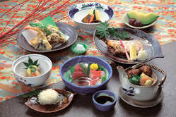 旬の地元浜松産野菜、鮮魚を主に使ったお料理になります。