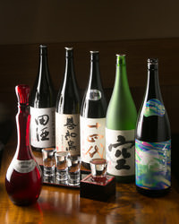 日本酒は季節に合った物を常時揃えています。