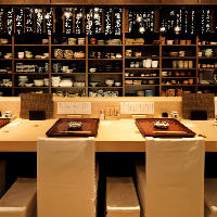 檜の一枚板カウンターで、割烹酒亭の日本料理をご満喫ください