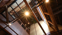 店内入り口から上方に伸びる梁天井は開放的な雰囲気を演出