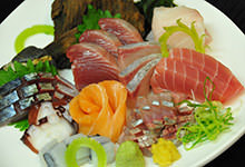 “海の幸もご用意” お肉だけでなく新鮮なお刺身もございます。