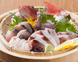 市場直送の鮮魚を一番美味しく味わうなら刺身盛り合わせ！