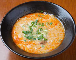 当店人気No.1・鳳特製 担々麺！濃厚なスープがクセになる逸品です！