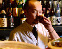 厳しくも確かな舌で当店の和食の味を左右する出汁を引きます。
