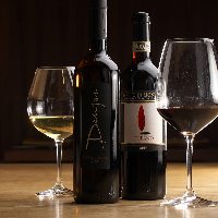 イタリアを中心に銘柄ワインを常時150種以上取り揃えております