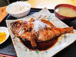 ご飯がすすむ～、金目鯛の煮魚定食。人気です。
