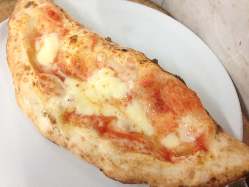 当店オススメピッツァは『包み焼きのピザ、リピエーノ』