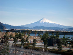 富士山を一望できる店内で、お食事をお楽しみください。