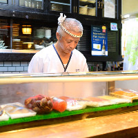 愛知県内の寿司屋で経験を積んできた大将。魚の目利きが光ります