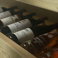 ワインセラーにはソムリエ資格を持つ店主が厳選したワインが並ぶ