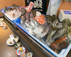 熟練の技で鮮魚を捌きお客様の元へ「ウマイ！」をお届けします！